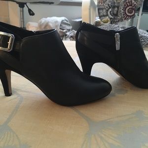 Vince Camuto booties size 6M